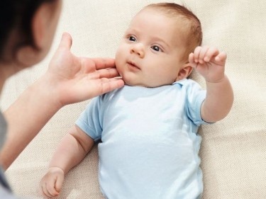 Visite à un nouveau-né: un comportement dont il vous sera gré