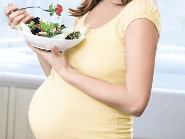 Schwangere isst