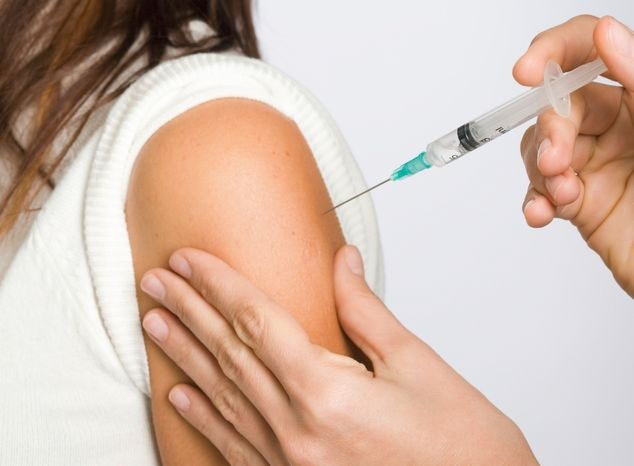 Frau beim Impfen