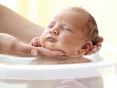 Bonding und weitere Gründe, warum Babys nicht sofort nach der Geburt gebadet werden