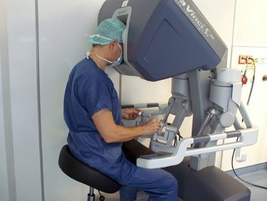 Wenn der Arzt von einer Konsole aus operiert – live dabei beim Da-Vinci-Roboter