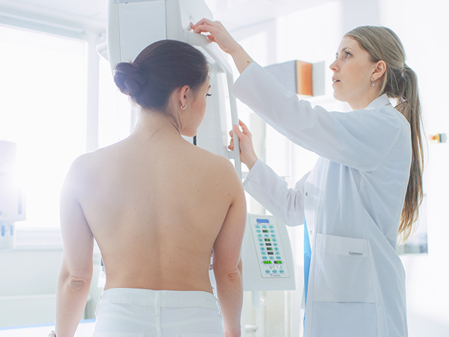 Frau bei Mammografie zur Vorsorge gegen Brustkrebs