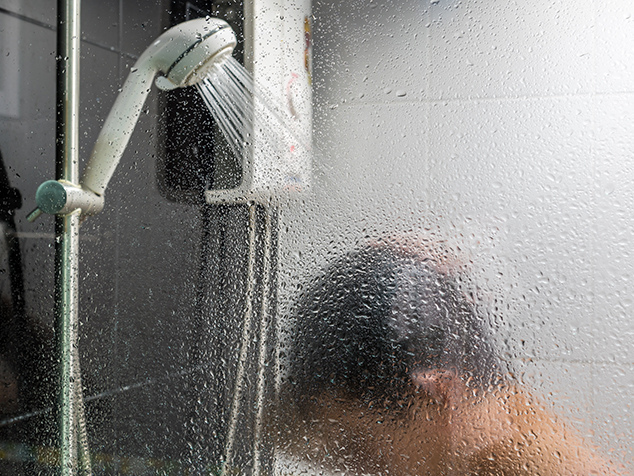 Homme prenant une douche