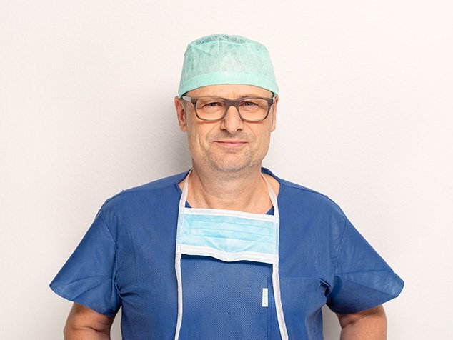 PD Dr. med. Pascal André Berdat in OP-Kleidung