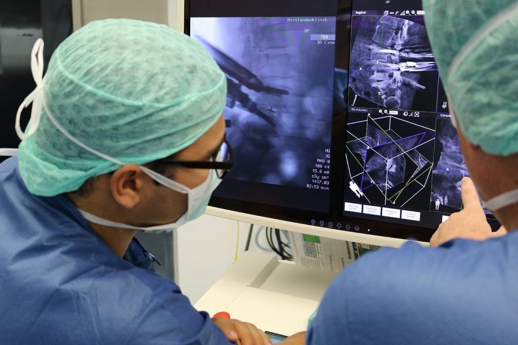 Arzt betrachtet Röntgenbild im Operationssaal