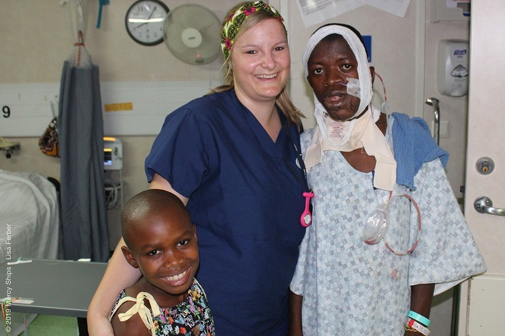 infirmière Miriam avec des patients chez Mercy Ships