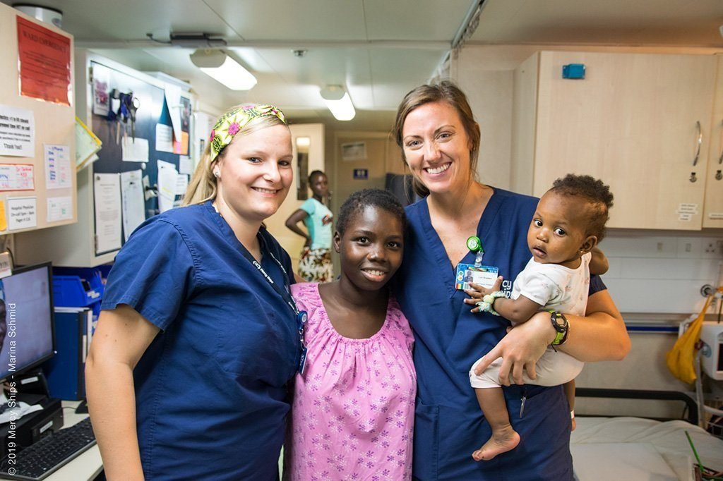 deux infirmières avec des patients Mercy Ships