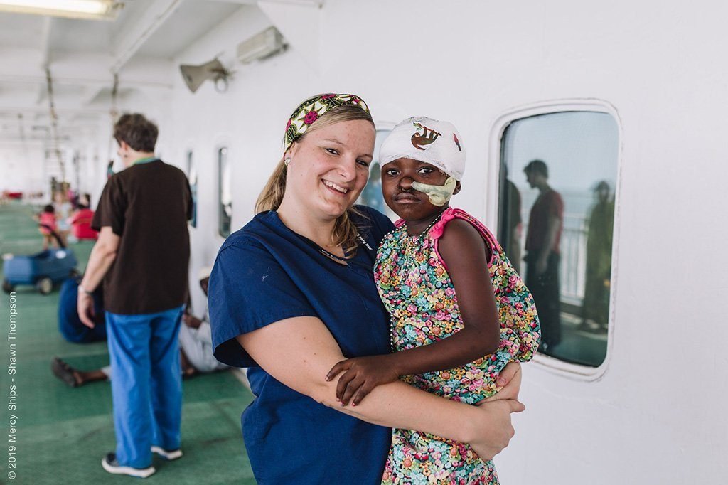 infirmière Miriam avec une jeune patiente chez Mercy Ships